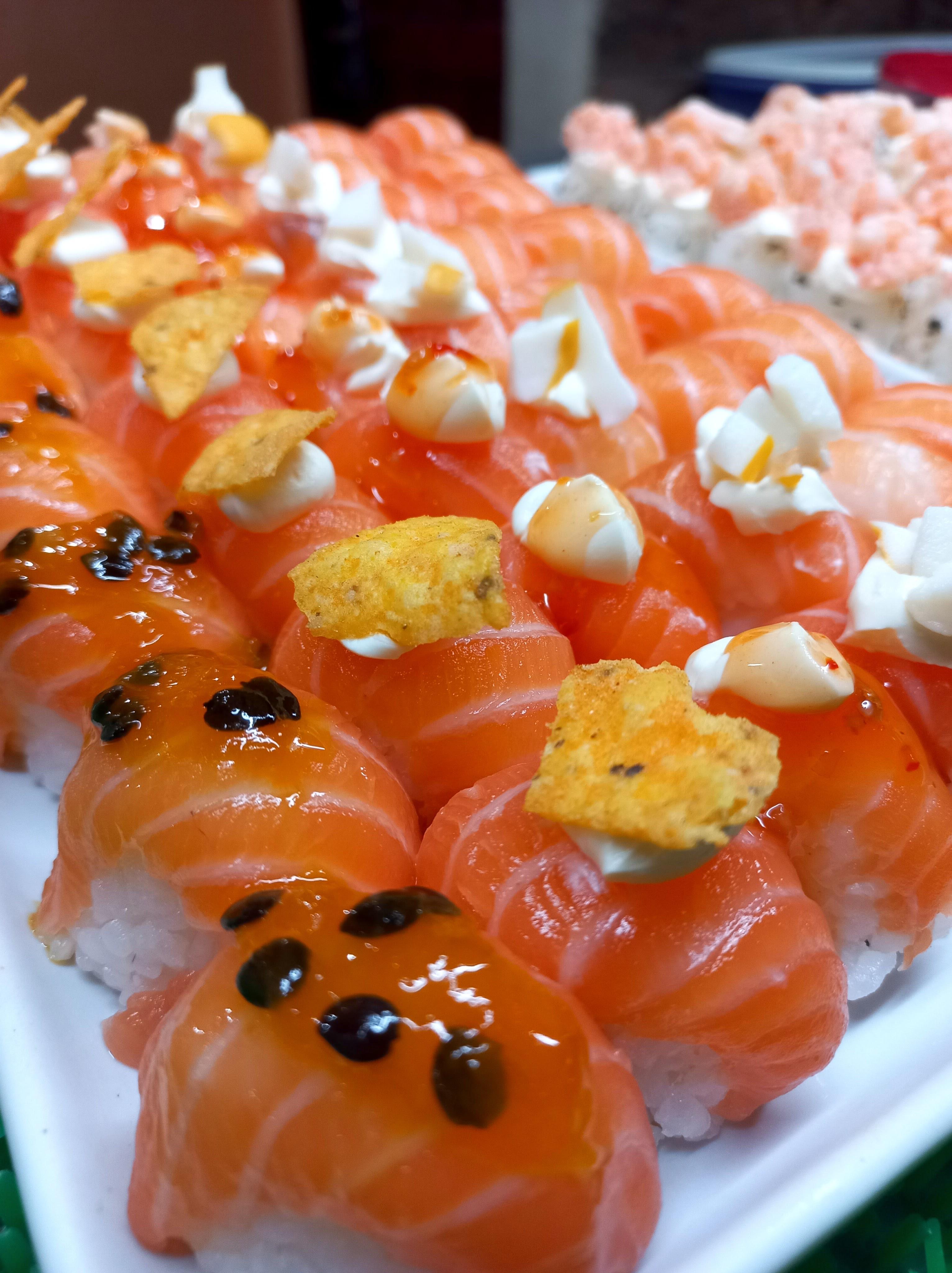 Sushi de salmão artesanal do Pinguim Sushi